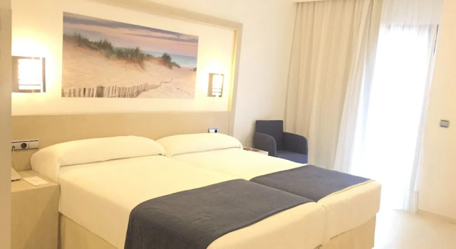 Трёхместный номер с балконом Hotel Spa Cádiz Plaza