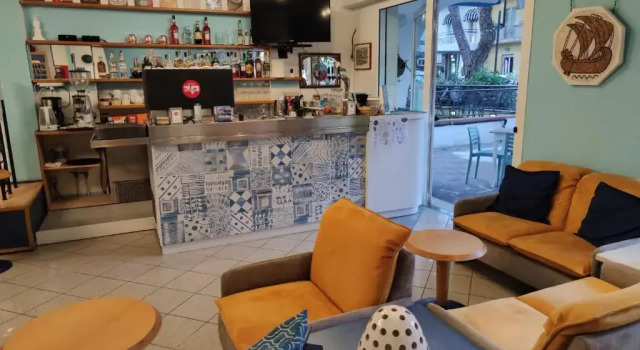Hotel Adria B&B - Colazione fino alle 12, Забронировать Отель «постель и завтрак» Отели в центре Мизано-Адриатико, в центре