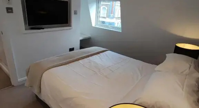 Modern 2 Bedroom Flat with private outdoor terrace