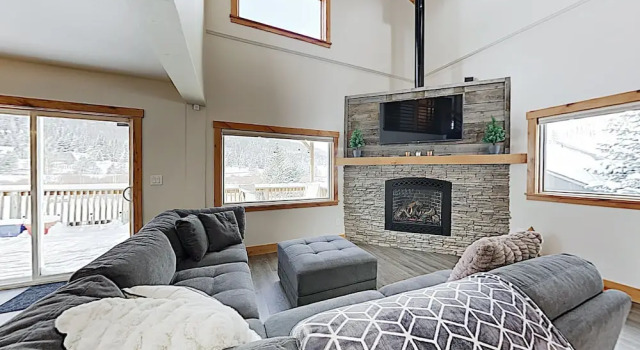 New Listing! Blue River Gem W/ Mountain-view Deck 4 Bedroom Home, Buchen Sie Ferienhaus Blue River 