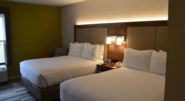 Четырёхместный люкс Holiday Inn Express Hotel & Suites Jacksonville-South by IHG