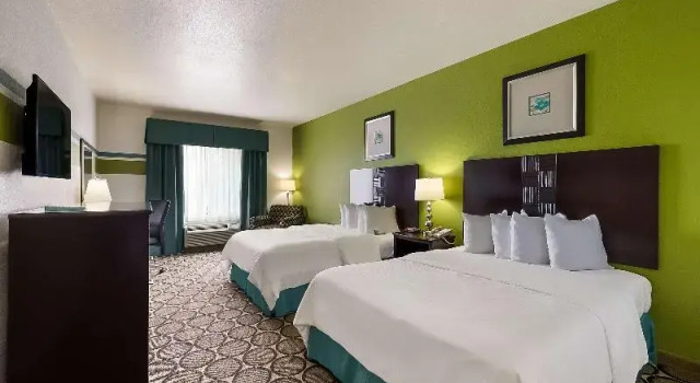 Четырёхместный номер Standard Best Western Douglas Inn & Suites