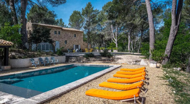 Коттедж Stunning panoramic views in Roussillon