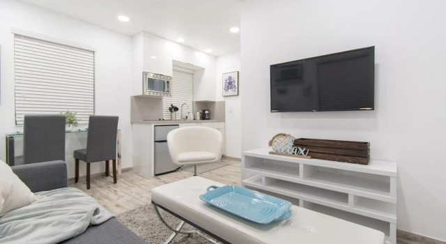Lovely 1 BR W Parking Space & Walk to the Beach 7, Rezerwuj Hotel Hollywood Panhandle Florida