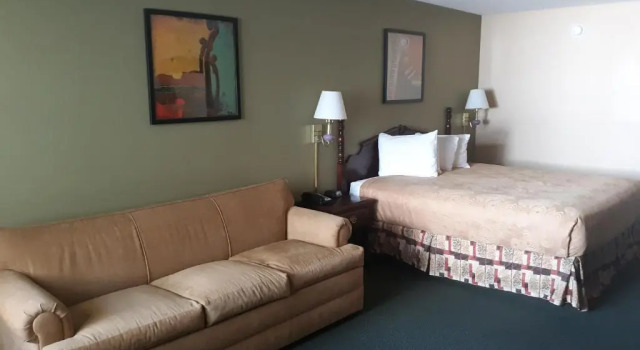 Полулюкс Angel Inn Near IMAX, a Travelodge by Wyndham
