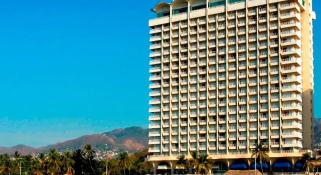 Кровать в общем номере Krystal Beach Acapulco