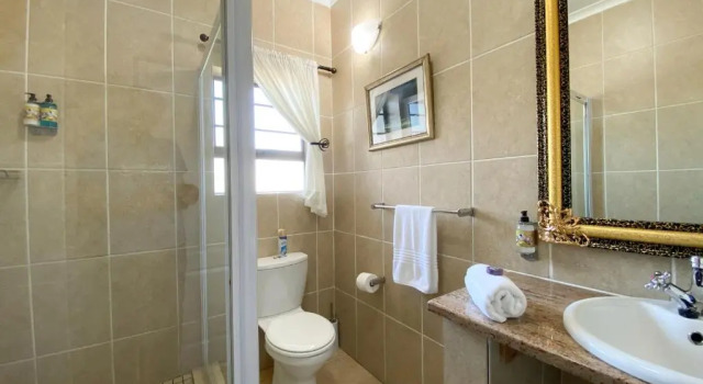 Номер Luxury Bar-t-nique Guest House