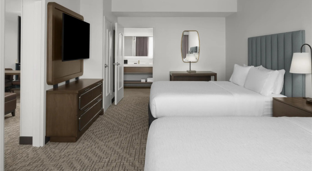 Четырёхместный люкс с 2 комнатами Embassy Suites by Hilton Tuscaloosa Alabama Downtown