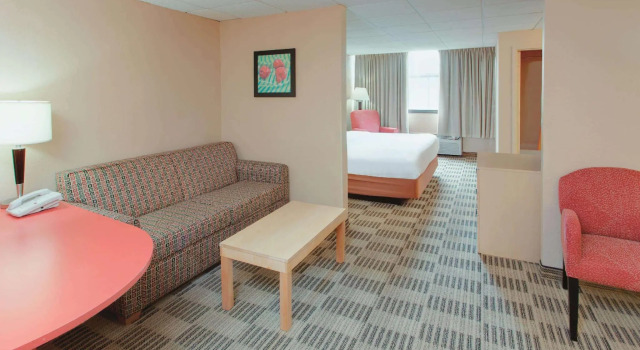 Двухместный люкс Deluxe Ramada Inn by Wyndham Fairfield NJ