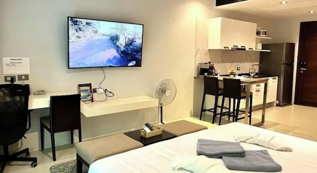 Emerald 211 - Studio With Balcony and Shared Pool, Забронировать Апартаменты/квартира Отели Патонг-Бич с бассейном, рядом с Больница Патонга, Бассейн