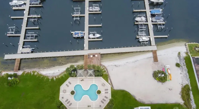 Spacious Condo on the bay Indoor Outdoor Pool