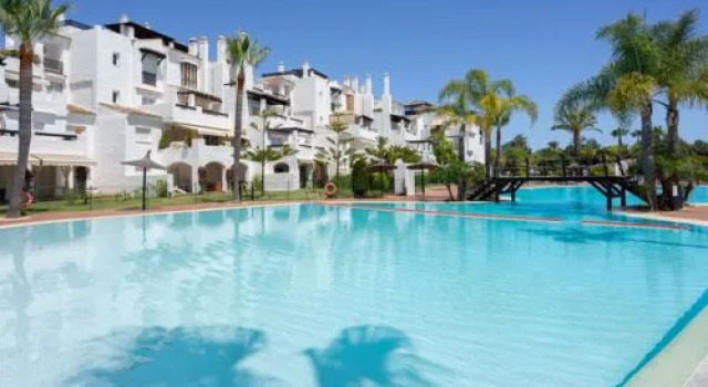Las Adelfas 40389, Забронировать Отель Бизнес-отели Марбелья, рядом с Playa de Cortijo Blanco, 4* 5*