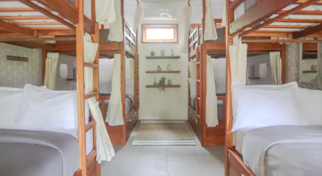 Кровать в общем номере Puri Garden Hotel & Hostel