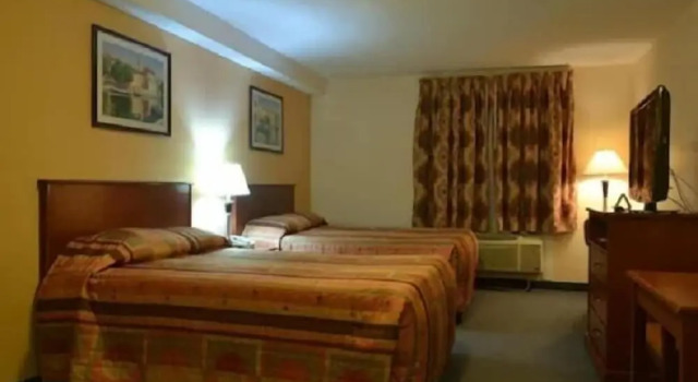 Четырёхместный номер Standard Aurora Park Inn & Suites