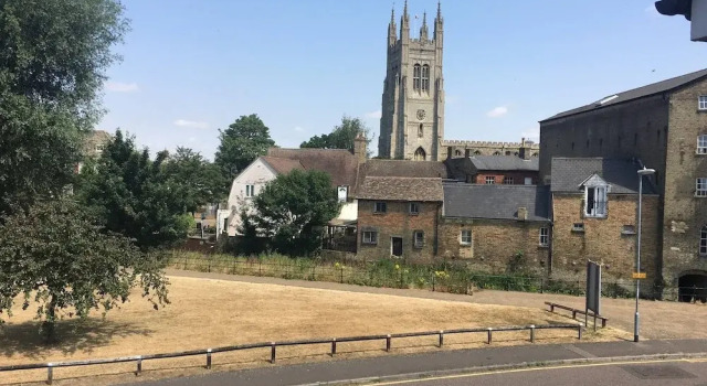 Коттедж с 2 комнатами с видом на реку River House 2BR 1 bathroom downstairs toilet Parking St Neots Town Centre