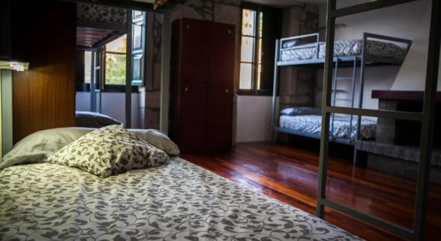 Кровать в общем номере Albergue Convento Del Camino