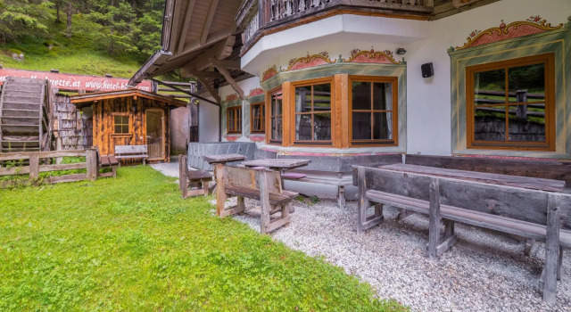 Quaint Alpine hut in the Stubaital With Sauna, Rezerwuj Chalet Hotele w Tyrol z parkingiem, Parking