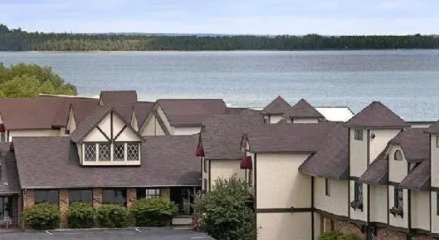 Номер Standard AmericInn by Wyndham Saint Ignace Lakefront