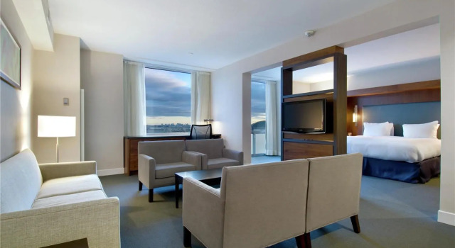 Двухместный люкс Deluxe Hilton Toronto Airport Hotel & Suites