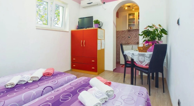 Stunning Home in Omis With Wifi and 0 Bedrooms, Rezerwuj Hotel Hotele w Split Region z parkingiem, Parking