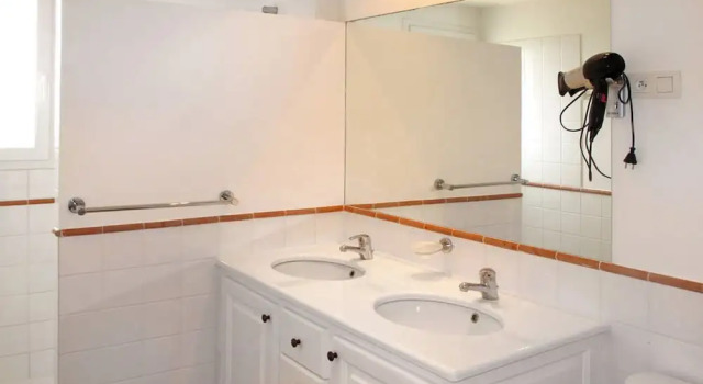 Tidy Appartment With Dishwasher and AC, 10 km From the Beach, Забронировать Отель Отели Вара с бассейном, Бассейн