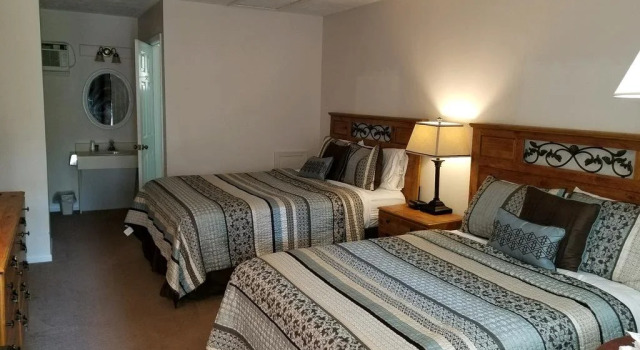 M-22 Inn Glen Arbor, Book Hotel Glen Arbor Traverse City Wineries