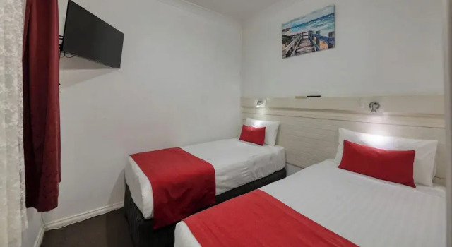Семейный люкс с 2 комнатами Ashton Motel