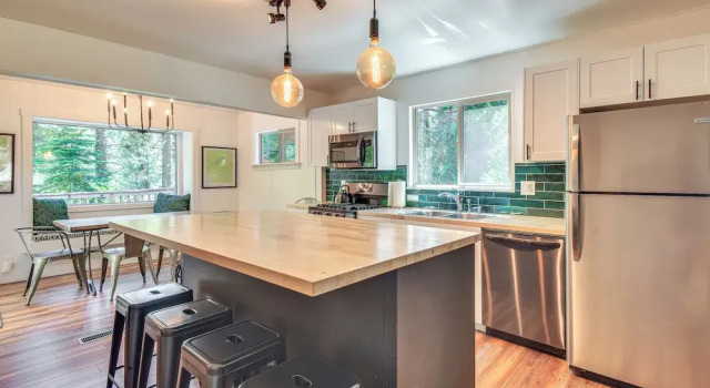 Коттедж с 3 комнатами с балконом Cozy Retreat w/ Deck ~ 2 Mi to Pinecrest Lake!