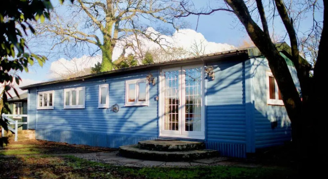 Luxurious Rural Cabin with Hot Tub, Забронировать Отель Отели Исторического графства Суссекса с парковкой, Парковка