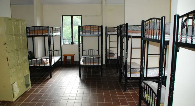 Кровать в общем номере YHA Sze Lok Yuen Tai Mo Shan Youth Hostel