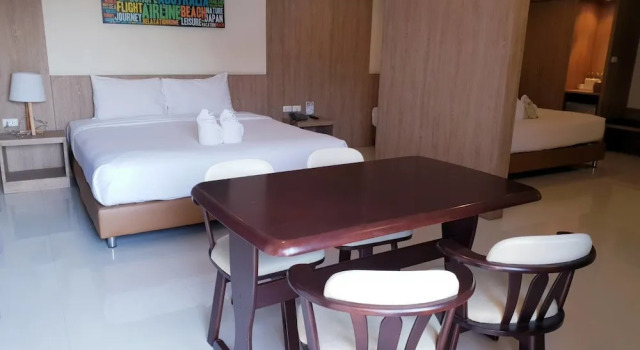 Семейный номер Standard с балконом и с видом на город OMG Hotel