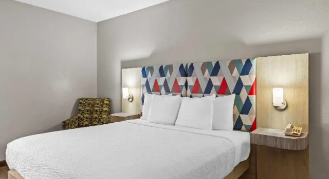 Трёхместный номер Standard Days Inn & Suites by Wyndham Peachtree Corners Norcross
