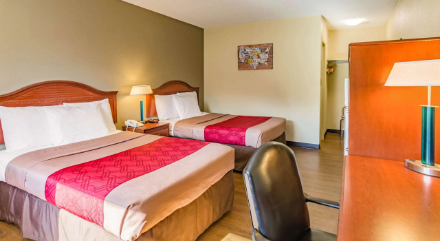 Четырёхместный номер Standard Econo Lodge Lexington Downtown near I-81