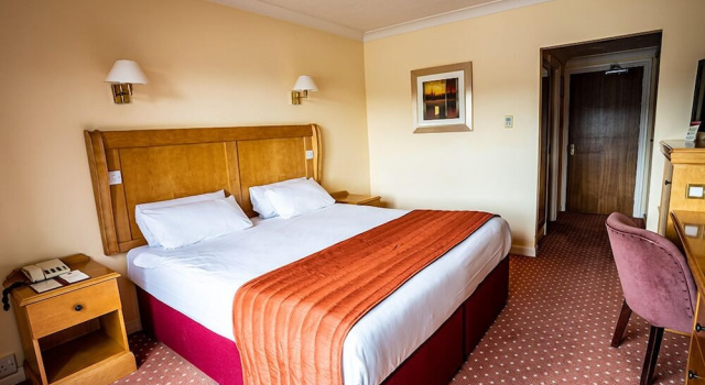 Номер Classic Lakeside International Hotel