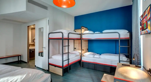 Кровать в общем номере MEININGER Hotel Amsterdam Amstel