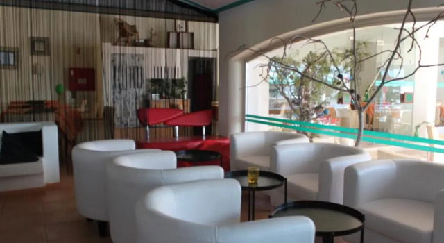 Cozy and Stylish Studio Apt just 800m from the beach - New on Booking!, Rezerwuj Hotel Hotele w Algarve z basenem, Basen