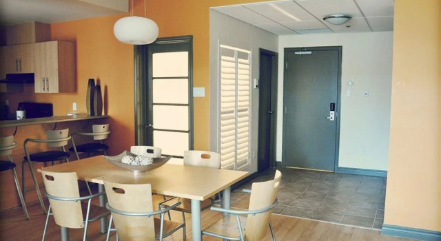 VARCITY515, Rezervasyon Otel Montreal otoparklı oteller, Quebecor yakınında, Otopark