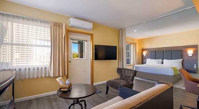 Двухместный люкс с видом на гавань Inn at Port Gardner-Everett Waterfront, an Ascend Collection Hotel