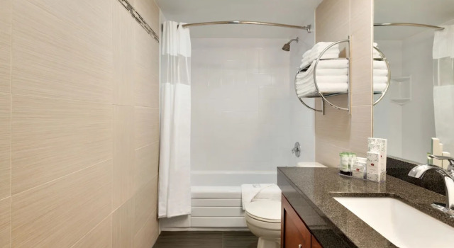 Люкс Poco Inn and Suites Hotel & Conference Centre