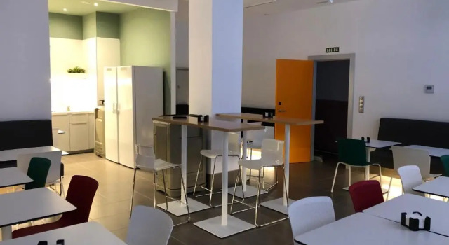 Кровать в общем номере The Book Factory Hostel by gaiarooms