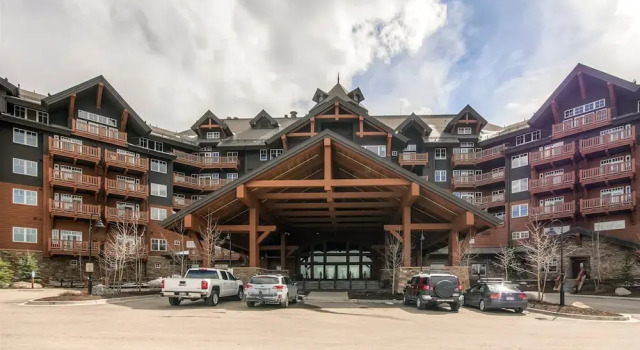 Expansive 4 Bedroom Ski in, Ski out One Ski Hill Residence Located at the Base of Peak 8 with Beautiful Views, Забронировать Отель Отели Брекенридж с парковкой, рядом с Trygve's Platter Chair Lift, Парковка