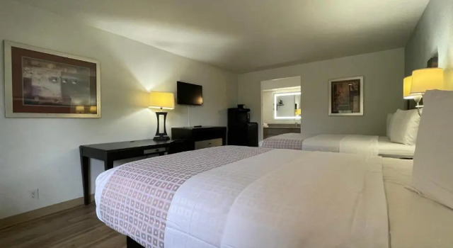 Четырёхместный номер Standard Tricove Inn & Suites