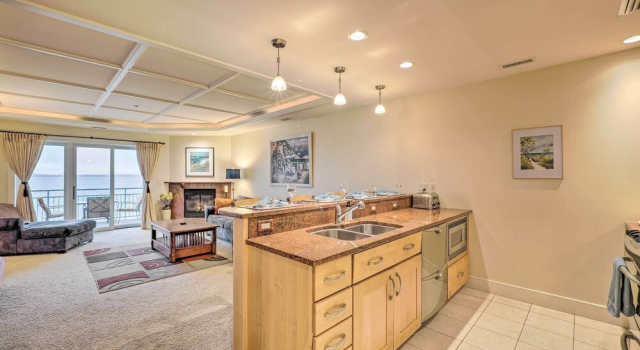Апартаменты Beachfront Traverse City Resort Condo w/ Pool