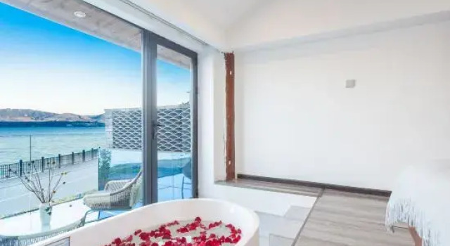 Люкс Dali Spirited Away Panoramic Sea View Guesthouse (Erhai Ecological Corridor San Sheng Island Branch)