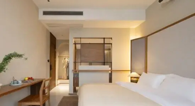 Кровать в общем номере с 3 комнатами Floral Hotel·Wuyuan things away time Hotel