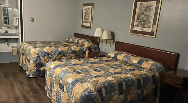 Двухместный номер Standard c 1 комнатой Budget Host Three Crowns Motor Lodge