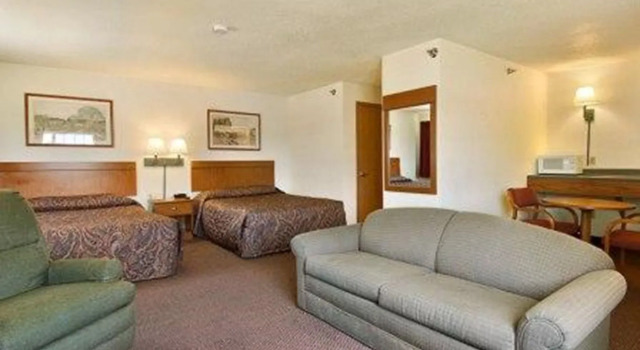 Четырёхместный люкс Wamego Inn and Suites