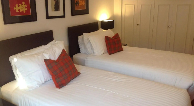 The Golden Larches Cafe and B&B, Book Bed and Breakfast Hoteller i Stirlingshire med parkering, Parkering