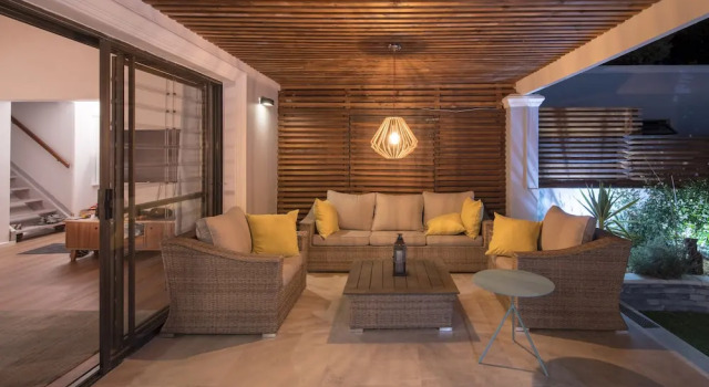 Three-bedroom-holiday-home! Living Area With Open-plan Kitchen. Big Veranda!, Забронировать Вилла Отели Cape Peninsula с бассейном, Бассейн