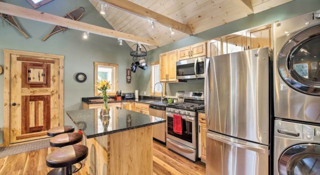 Коттедж Newly Built Cabin w/ Hot Tub - 16 Mi to Stowe Mtn!